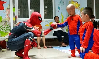 Chàng trai hóa thân thành 'người nhện' trong bệnh viện ở Hà Nội