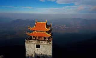 Cận cảnh ngôi chùa Việt uy nghiêm trên đỉnh Đông Dương