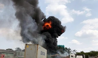 Khói lửa bao trùm kho hóa chất ở Bình Dương