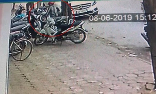 Tên trộm bẻ khóa, cuỗm xe SH chưa đến 2 giây