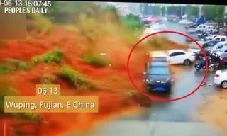 Clip: Lở đất khủng khiếp như tận thế, cuốn phăng hàng chục ô tô