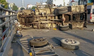 Hiện trường vụ xe tải đâm dải phân cách lật nhào