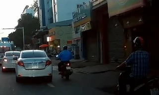 Clip: Ôtô chuyển làn đột ngột, ép người đi xe máy ngã xuống đường