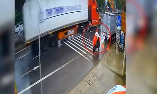 Clip: Đi vào điểm mù của xe tải, cô gái hứng cơn mưa 'gạch đá'