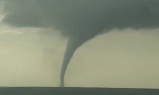 Video: Lốc xoáy vòi rồng đáng sợ tàn phá miền trung nước Mỹ