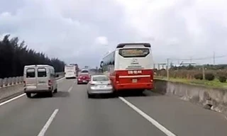 Xe khách vượt lên trên lấn ôtô bay kính xe trên cao tốc