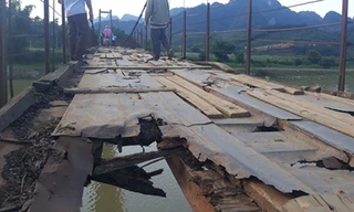 Hòa Bình: Người dân liều mình đi qua cầu treo mục