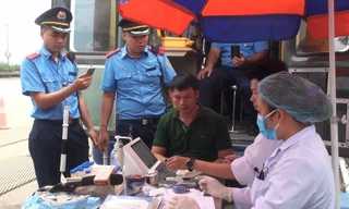 Bị phát hiện dương tính với ma túy, lái xe cãi cùn sau khai hít một tí