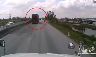 Container chuyển hướng ẩu, tài xế đi sau phải phanh cháy lốp tránh va chạm