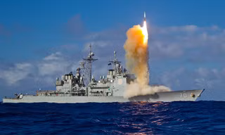 Tàu khu trục Mỹ USS Roosevelt phóng tên lửa phá hủy mục tiêu