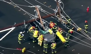 Cặp đôi sống sót thần kỳ sau khi cột điện đổ, đè nát ô tô