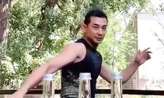 Triệu Văn Trác bật 3 nắp chai bằng một cú đá