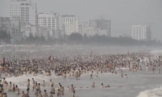 VIDEO: Nhiều bãi biển đông nghịt người dịp nghỉ lễ