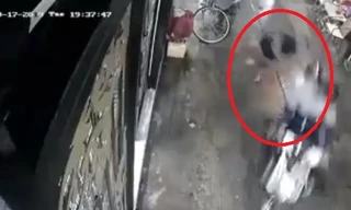 Hai đối tượng giật túi xách, kéo cô gái hất văng xuống đất ở Sài Gòn