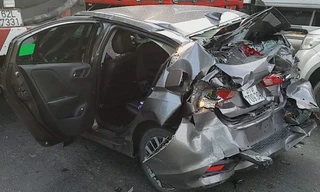 Ôtô bị tông biến dạng khi dừng đèn đỏ ở Sài Gòn