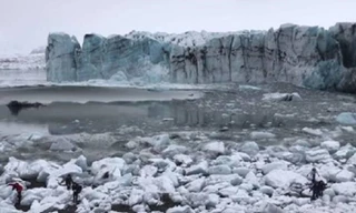 Núi băng đổ sập gây sóng lớn, du khách chạy tán loạn