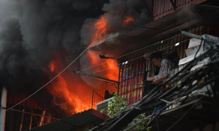 Nhà tập thể bốc cháy