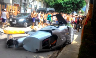 Đang đi bộ trên phố người đàn ông bị trực thăng rơi trúng người