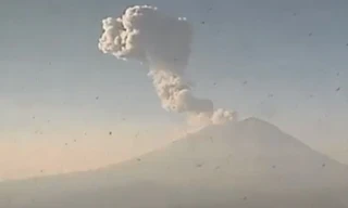 Núi lửa 'thức giấc' ở Mexico phun ra cột khói khổng lồ