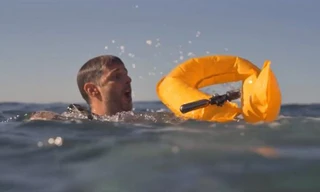 Phao cứu sinh tự phồng trong hai giây khi chạm nước