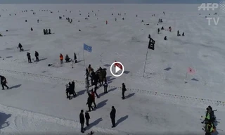 Gần 1.500 người khoan băng câu cá ở hồ sâu nhất thế giới