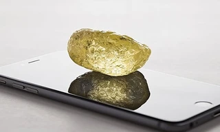 Viên kim cương vàng khổng lồ đẹp nguyên sơ, tinh khiết