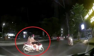 VIDEO: Quay đầu khi gặp CSGT, xe máy suýt gây họa cho ôtô