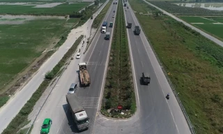 Hơn một km rác thải chảy tràn xuống thung lũng sau mưa lũ