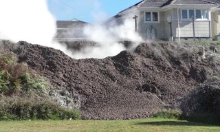 Hố bùn sôi sục xuất hiện trong vườn nhà dân sau một đêm