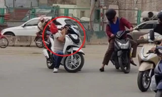 Bi hài đàn ông nhậu say, dựng xe SH ngủ ngay giữa đường