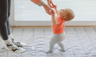 Tại sao con người không thể đi ngay sau khi chào đời?