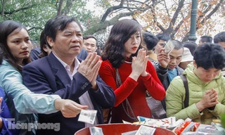 Cận cảnh biển người chen chúc ở Phủ Tây Hồ trong ngày đi làm đầu tiên