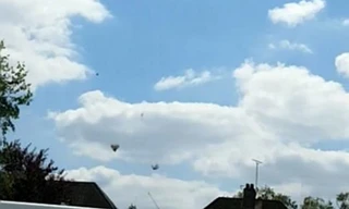 Mưa cỏ xuất hiện giữa thời tiết nắng nóng ở Anh