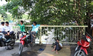 Người dân ngủ trưa tại khu vực thí điểm làm sạch sông Tô Tịch