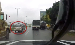 Kinh hoàng xem cảnh xe container đi kiểu 'san bằng tất cả'