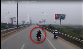 Nam thanh niên liều lĩnh lạng lách thách thức trước đầu xe container