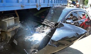 Tài xế thoát chết khi ôtô bị cuốn vào gầm xe tải