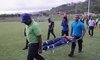 Kinh hãi cầu thủ bị sét đánh đổ gục trên sân