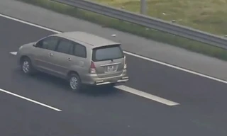 Clip: Lại xuất hiện ô tô đi lùi trên cao tốc Hà Nội- Hải Phòng