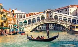 Xem cách Ý chế tạo 'siêu xe Ferrari dưới nước'