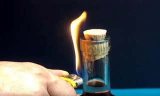 Mở rượu với bật lửa, khử mùi tanh từ cá và các mẹo thần kỳ trong bếp