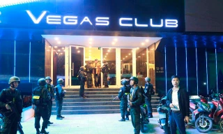 Cận cảnh 'đột kích' quán bar Vegas trong đêm, nhiều người dương tính ma túy