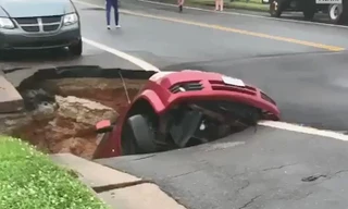 'Hố tử thần' nuốt trọn ôtô trên đường phố Mỹ