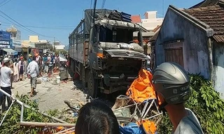 Xe tải mất lái càn quét hàng loạt hàng quán bên đường