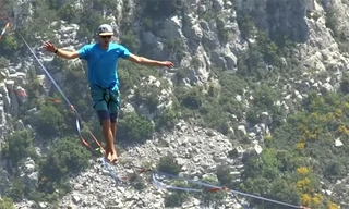 Những người Pháp đi trên dây băng qua vách núi cao 300 m