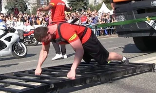 Lực sĩ người Nga di chuyển cỗ xe nặng 30 tấn