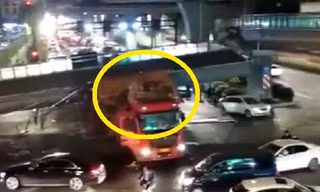 Clip: Hãi hùng xe tải chở quá khổ đâm sập cầu đi bộ