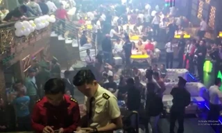 Hiện trường kiểm tra quán bar ở Sài Gòn, 200 người dương tính với ma tuý