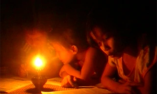 Cuộc sống tăm tối ở bản nghèo chưa có điện lưới quốc gia