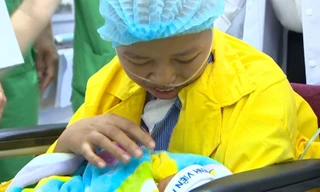 Người mẹ ung thư giai đoạn cuối lần đầu ôm con vào lòng